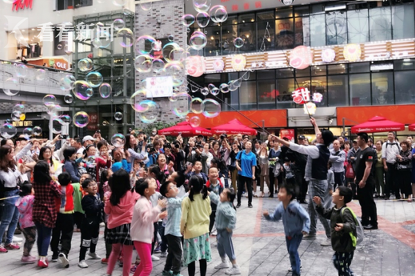 原创 老铺黄金午前涨逾6% 发盈喜后获大行上调净利润预测